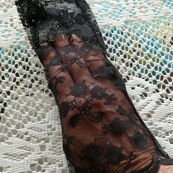 Black Lace Fingerless Gloves Gothic Wedding Gloves - Picture 8 of 9